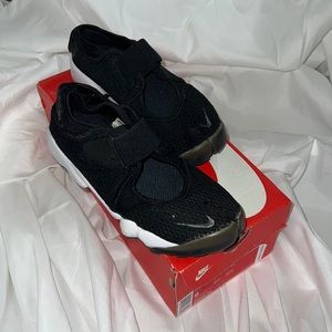 Nike wmns air rift sneakers. Size 6.